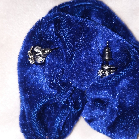 Sterling Silver 7 Crystal Stud Wreath/Floral Shape Stud Earrings - Picture 7 of 12